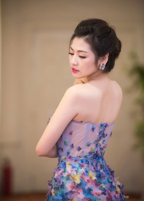 A hau Tu Anh xuat hien dep rang ro sau scandal-Hinh-3